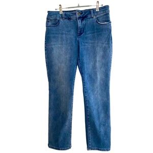 Chicos So slimming classic jeans light wash 5 pocket straight leg 
Size 8